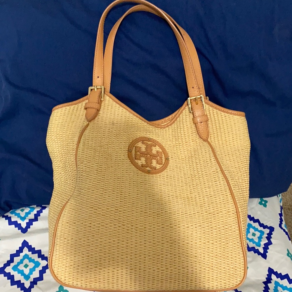 Women use straw tote bag